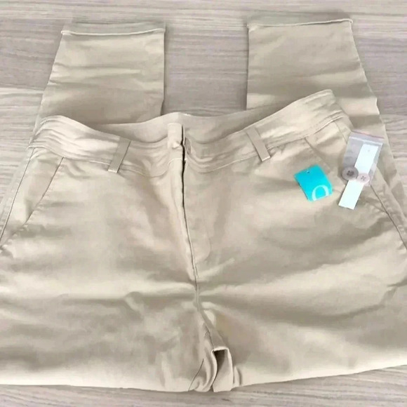 🆕Plus Size Nude Stretchy Cropped Dress Pants 2X 🆕 - Picture 3 of 6